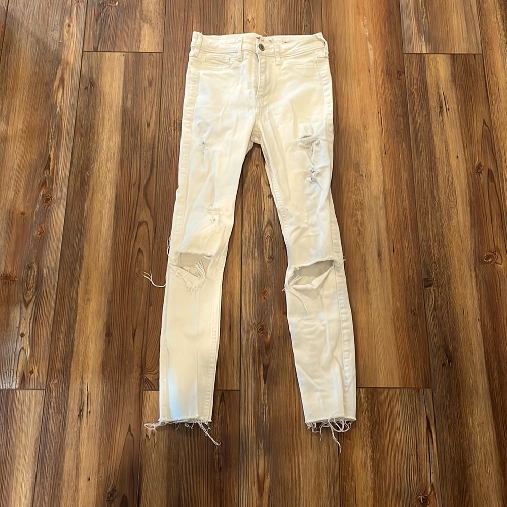 White HOLLISTER ripped jeans.